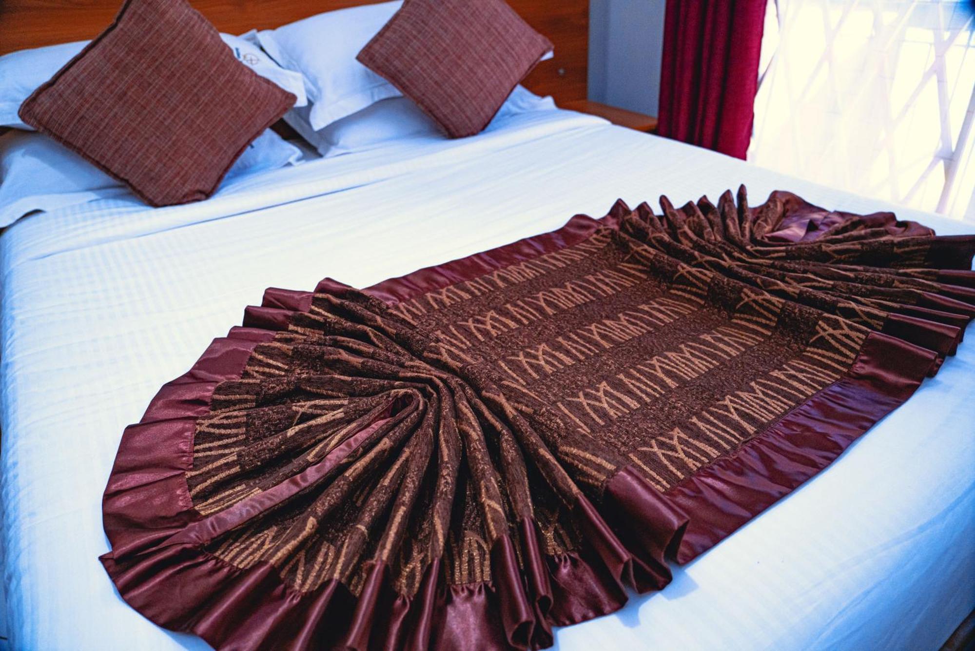 Golden Quest Hotel Entebbe Eksteriør billede
