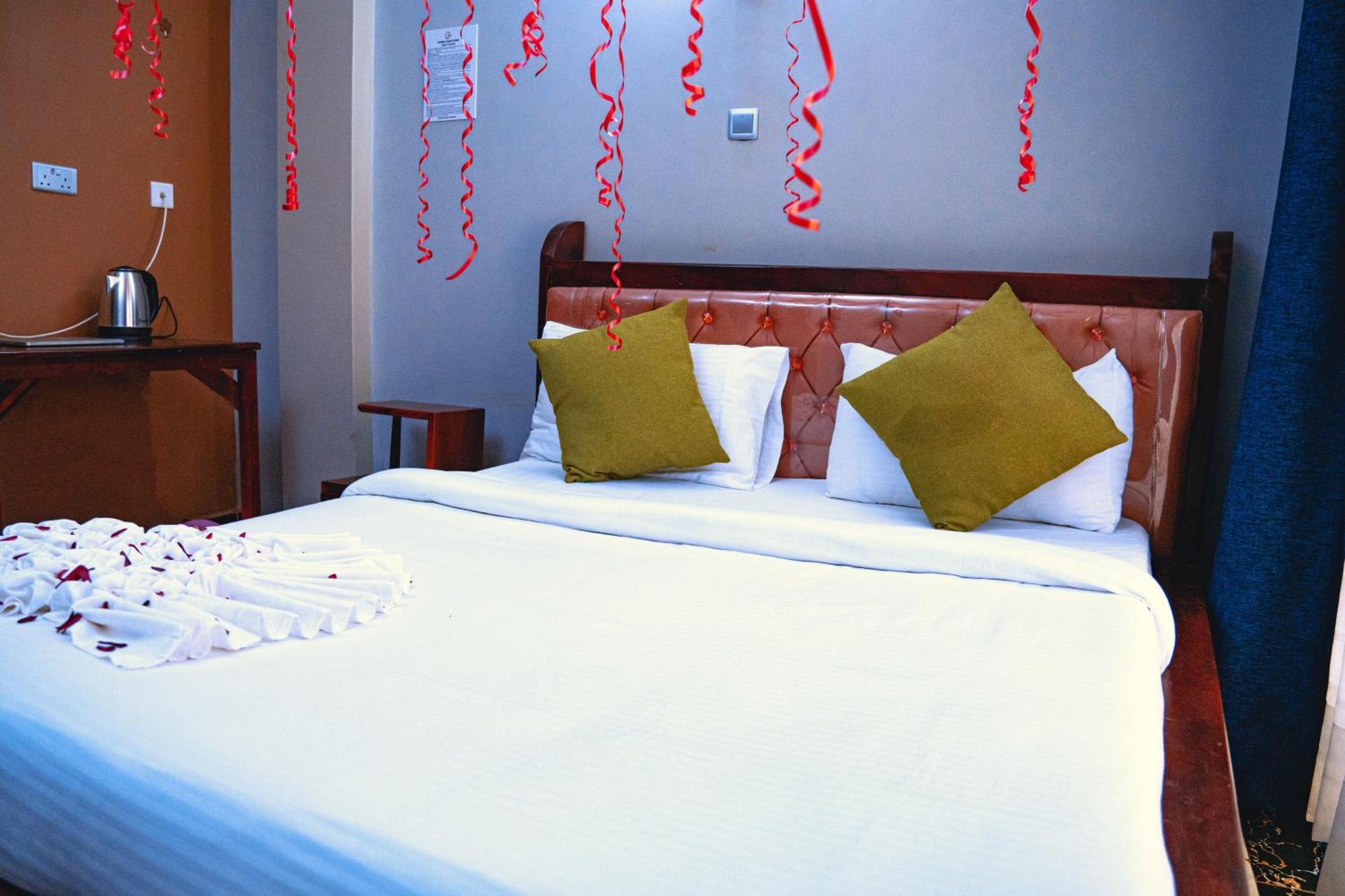 Golden Quest Hotel Entebbe Eksteriør billede