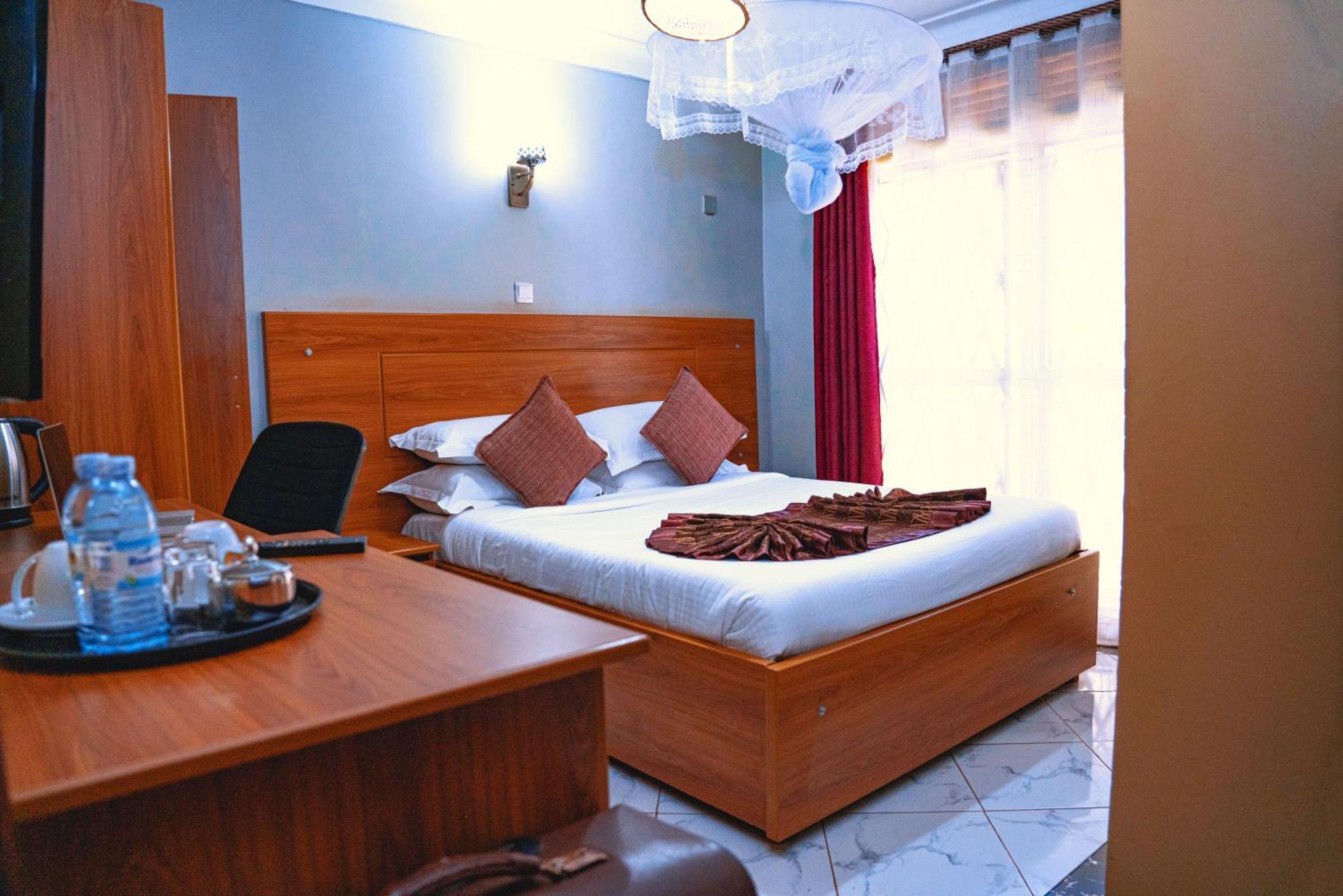 Golden Quest Hotel Entebbe Eksteriør billede